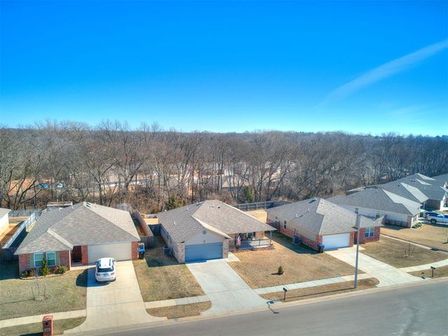 827 Twin Lakes Drive, Noble, OK 73068