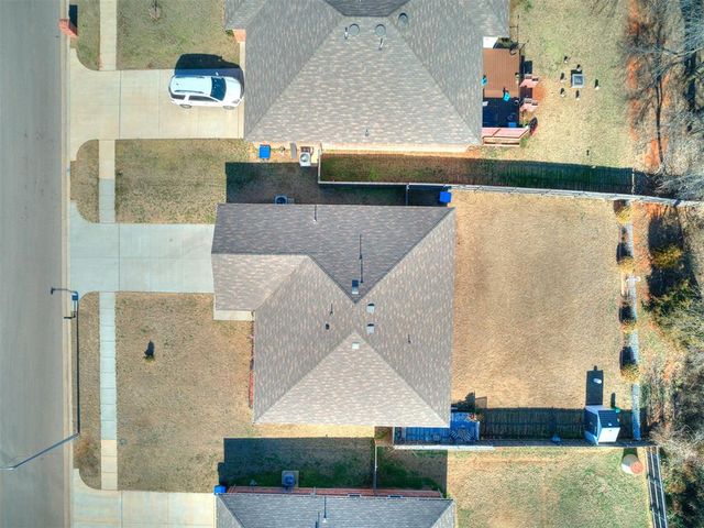 827 Twin Lakes Drive, Noble, OK 73068