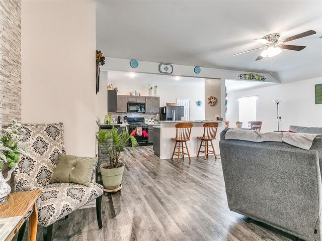 827 Twin Lakes Drive, Noble, OK 73068