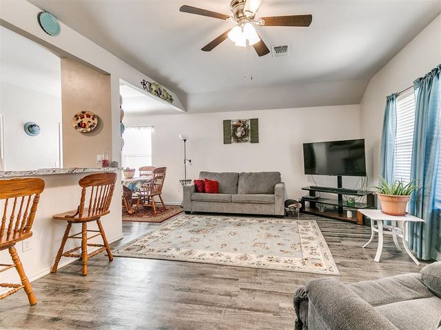 827 Twin Lakes Drive, Noble, OK 73068