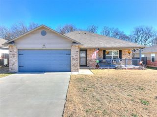827 Twin Lakes Drive, Noble, OK 73068