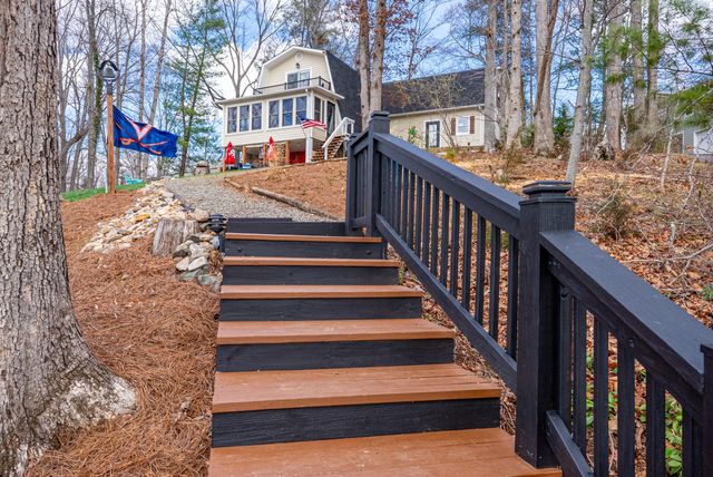 497 Long Island DR, Moneta, VA 24121