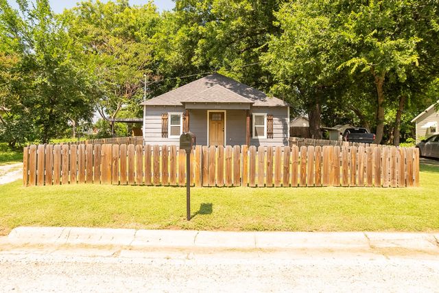 205 E Nelson Street, Bowie, TX 76230