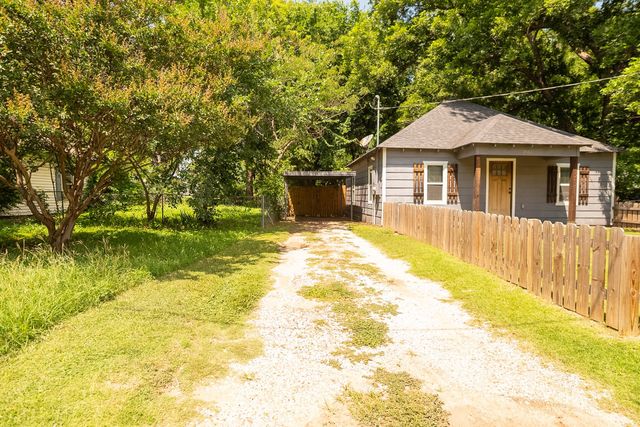 205 E Nelson Street, Bowie, TX 76230
