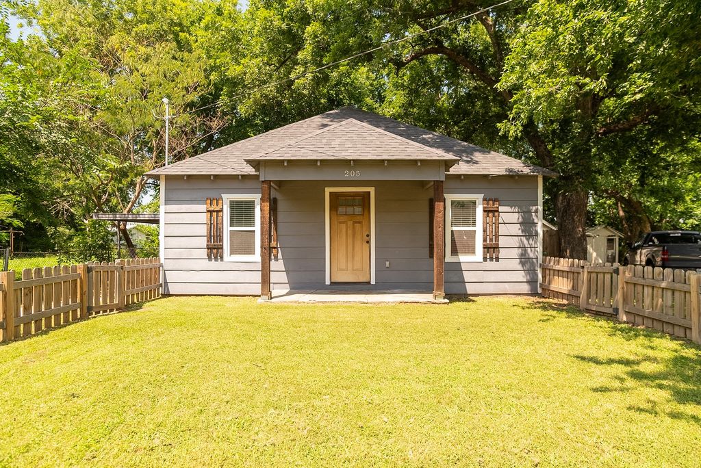205 E Nelson Street, Bowie, TX 76230