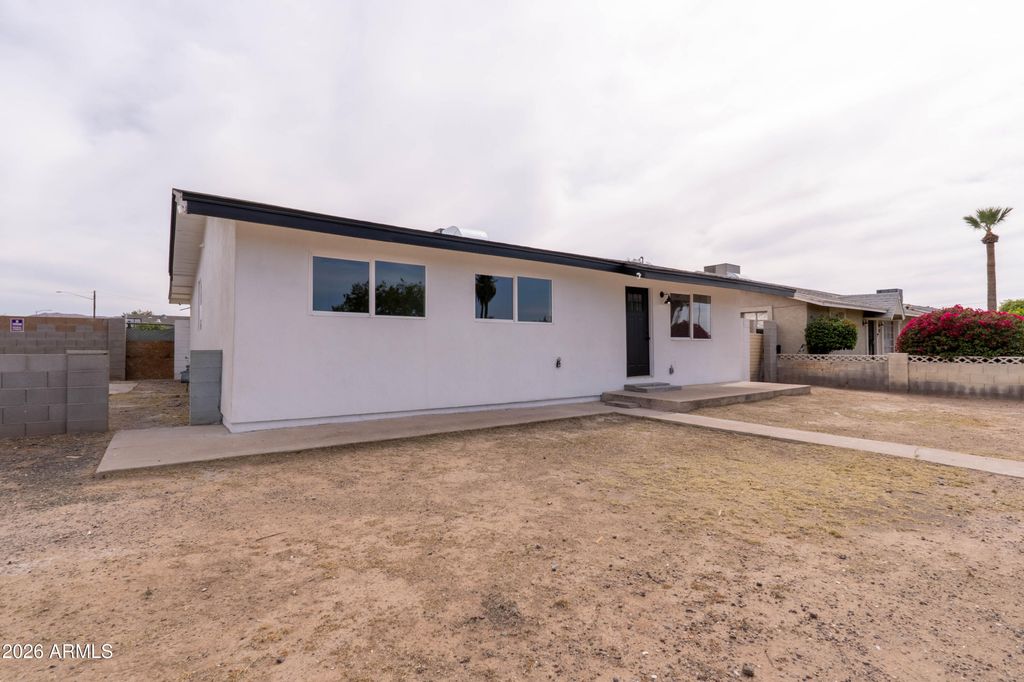 1301 W SUNLAND Avenue, Phoenix, AZ 85041 — photo 3
