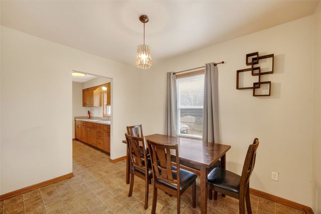 2325 E 41st Street, Des Moines, IA 50317