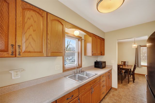 2325 E 41st Street, Des Moines, IA 50317