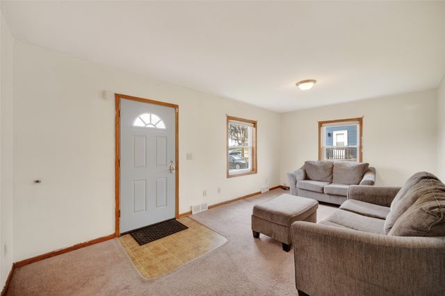 2325 E 41st Street, Des Moines, IA 50317