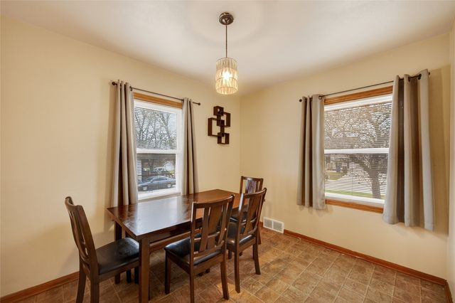 2325 E 41st Street, Des Moines, IA 50317