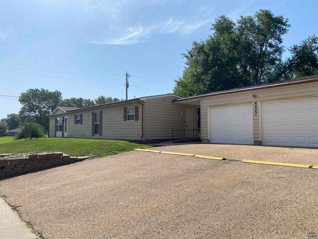 4847 SW 29th ST, Topeka, KS 66614
