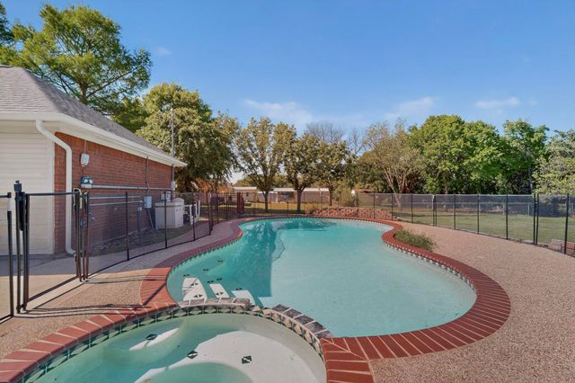 2601 Trail Tree Court, Burleson, TX 76028
