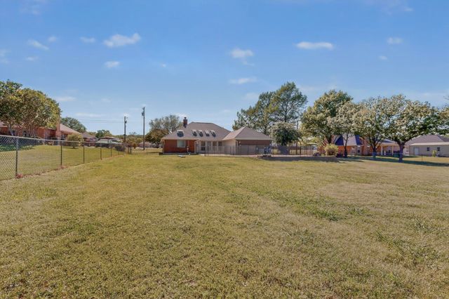 2601 Trail Tree Court, Burleson, TX 76028