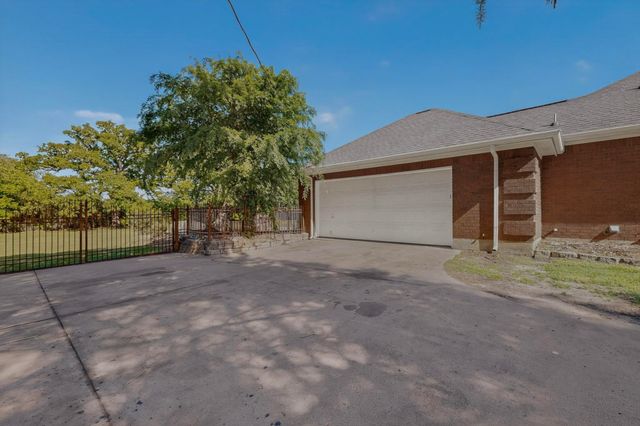 2601 Trail Tree Court, Burleson, TX 76028