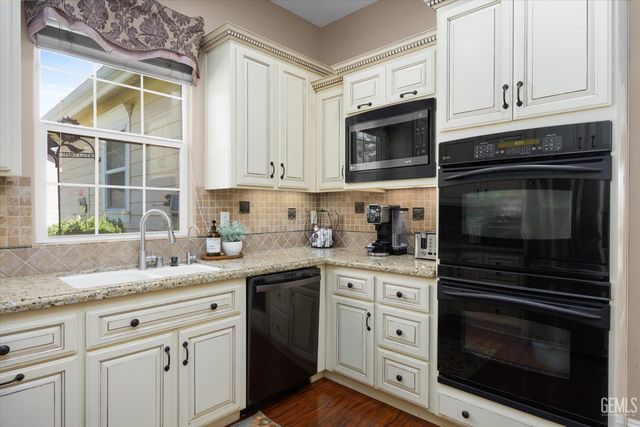 15112 Sunnybank Avenue, Bakersfield, CA 93314