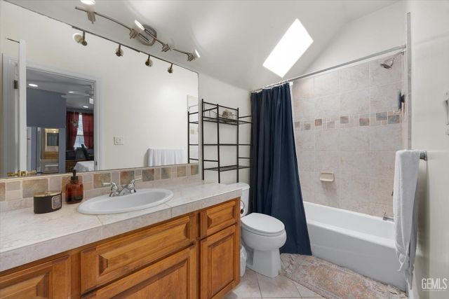 15112 Sunnybank Avenue, Bakersfield, CA 93314