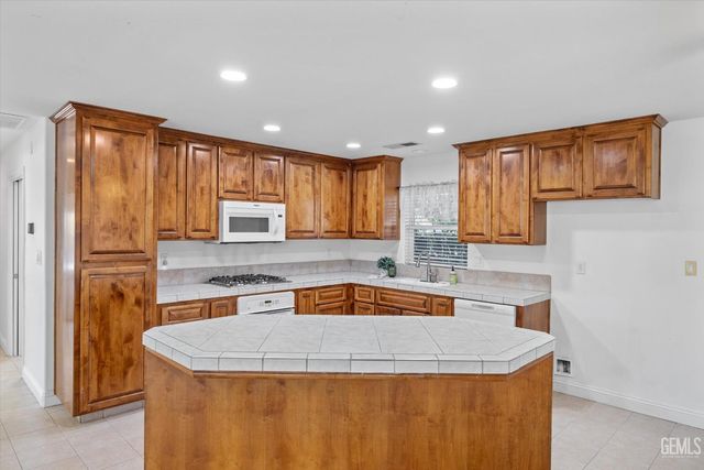 15112 Sunnybank Avenue, Bakersfield, CA 93314