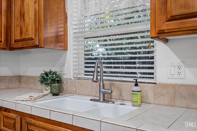 15112 Sunnybank Avenue, Bakersfield, CA 93314