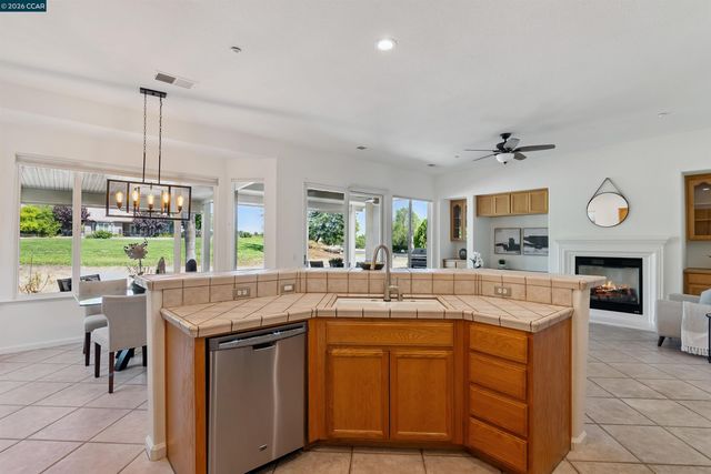 595 Pomona Dr, Brentwood, CA 94513