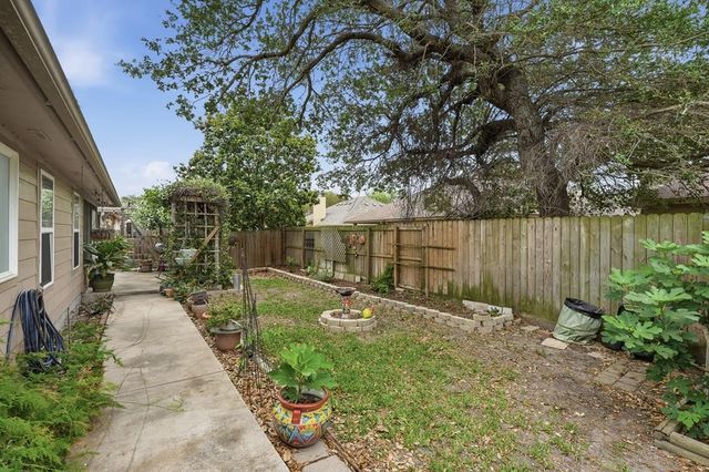 107 Georgian Oaks, Rockport, TX 78382