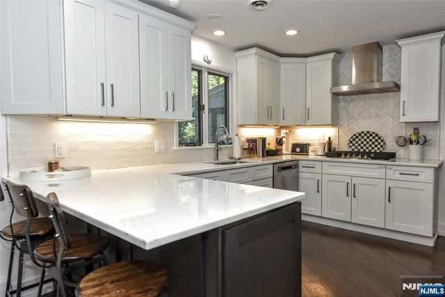 388 Carriage Lane, Wyckoff, NJ 07481