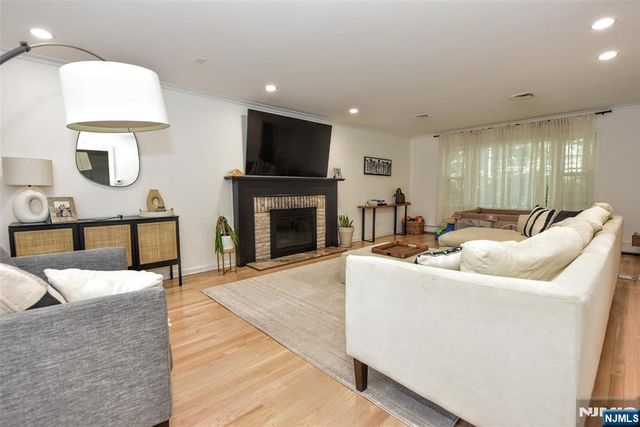 388 Carriage Lane, Wyckoff, NJ 07481