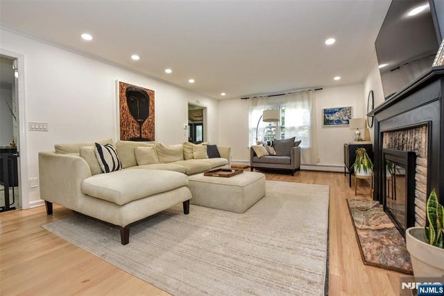 388 Carriage Lane, Wyckoff, NJ 07481