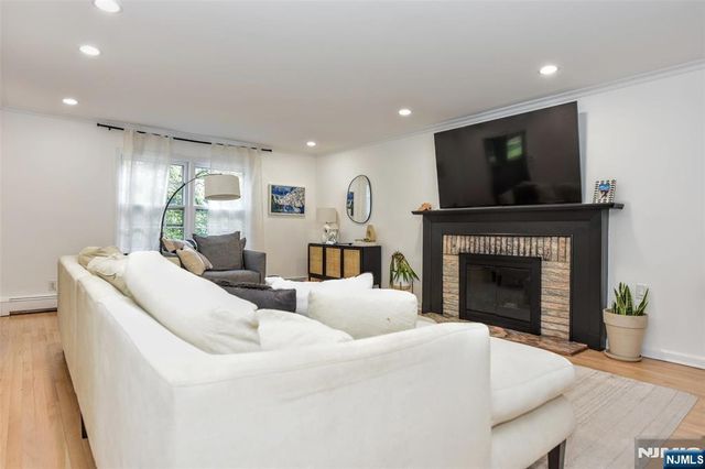 388 Carriage Lane, Wyckoff, NJ 07481