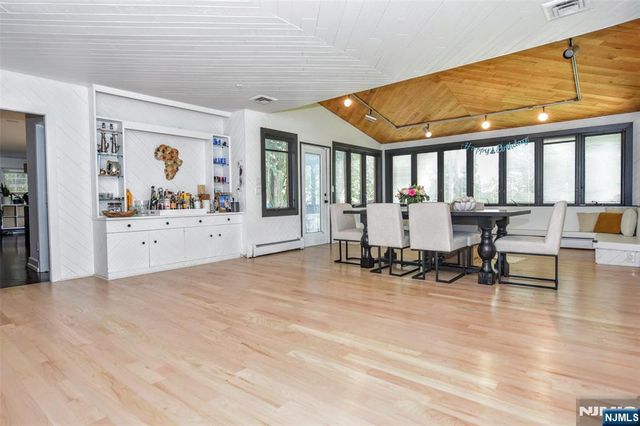 388 Carriage Lane, Wyckoff, NJ 07481