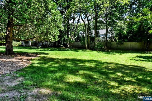 388 Carriage Lane, Wyckoff, NJ 07481