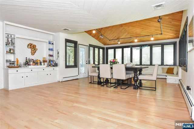 388 Carriage Lane, Wyckoff, NJ 07481