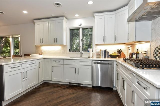 388 Carriage Lane, Wyckoff, NJ 07481