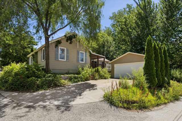 2532 Roberts Street, Bettendorf, IA 52722