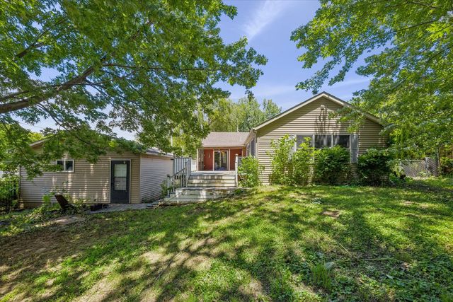 2532 Roberts Street, Bettendorf, IA 52722