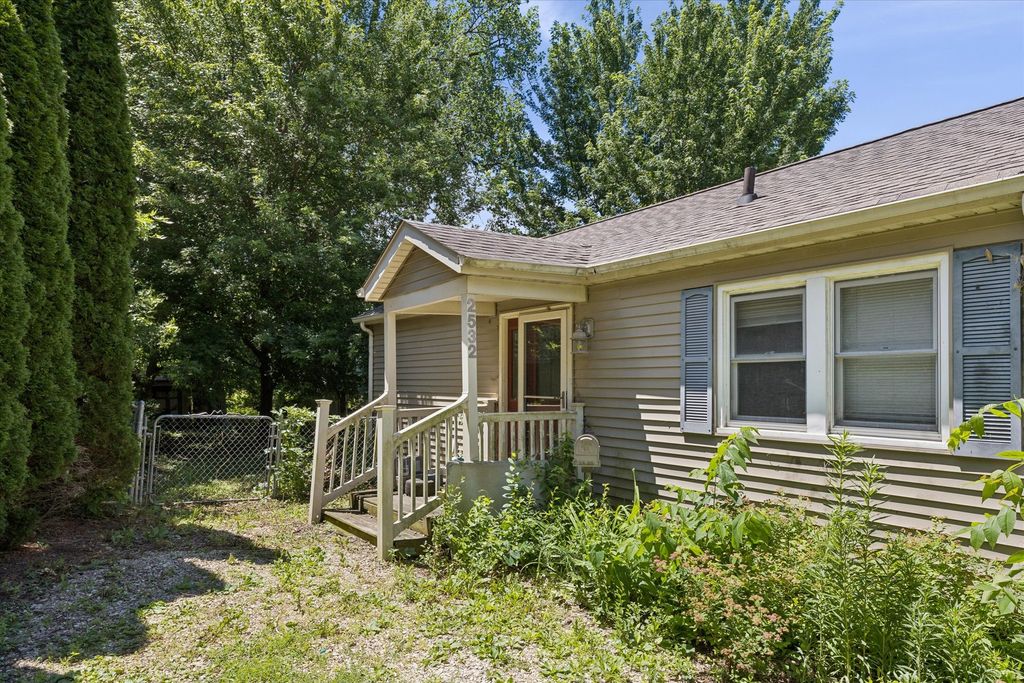 2532 Roberts Street, Bettendorf, IA 52722