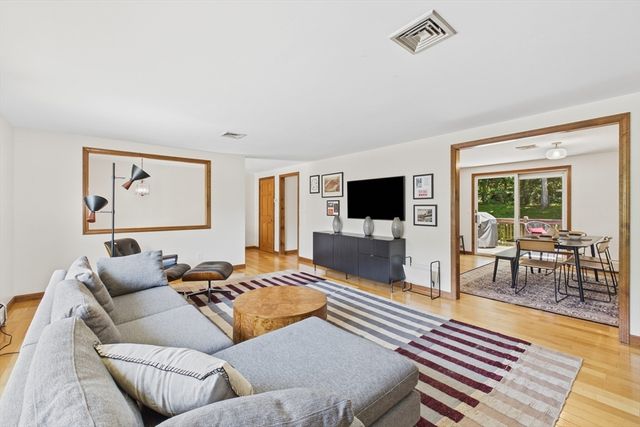 19 Westview Ter, Easthampton, MA 01027