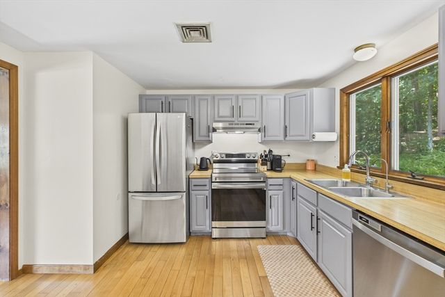 19 Westview Ter, Easthampton, MA 01027