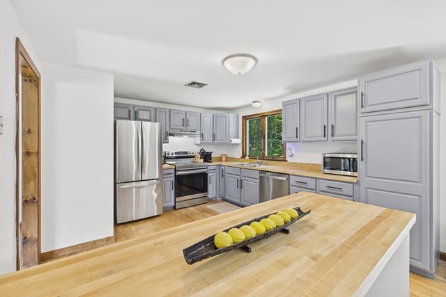 19 Westview Ter, Easthampton, MA 01027