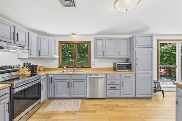 19 Westview Ter, Easthampton, MA 01027