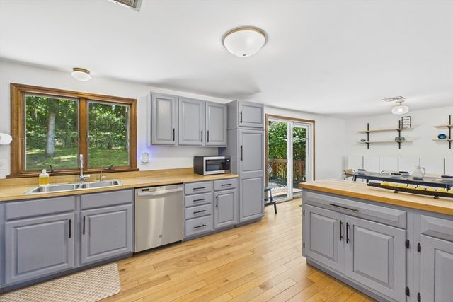 19 Westview Ter, Easthampton, MA 01027