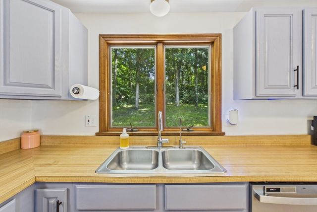 19 Westview Ter, Easthampton, MA 01027