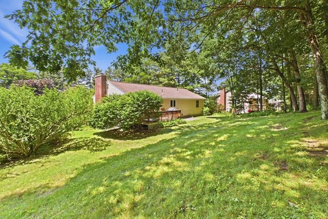 19 Westview Ter, Easthampton, MA 01027