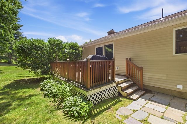 19 Westview Ter, Easthampton, MA 01027