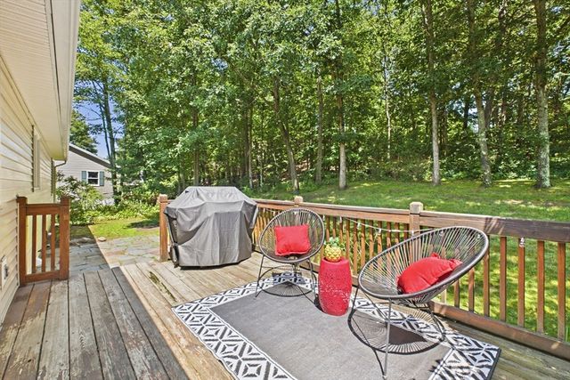 19 Westview Ter, Easthampton, MA 01027