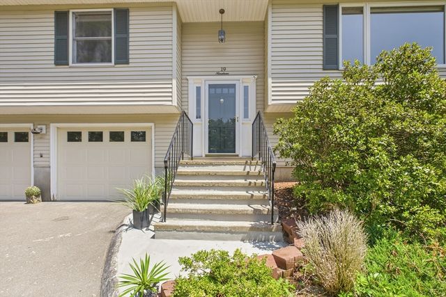19 Westview Ter, Easthampton, MA 01027