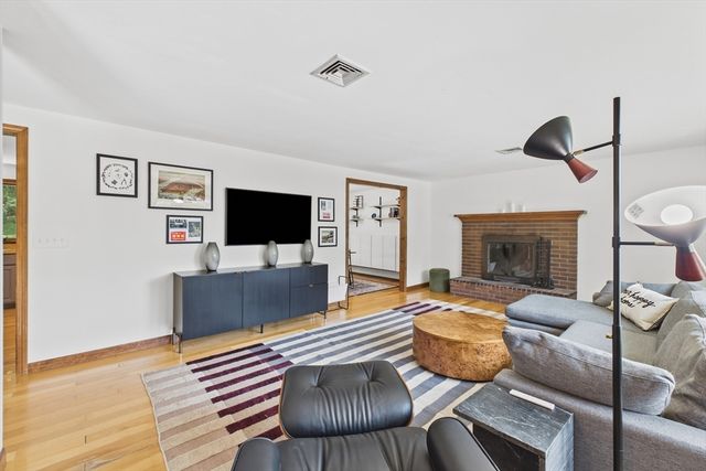 19 Westview Ter, Easthampton, MA 01027