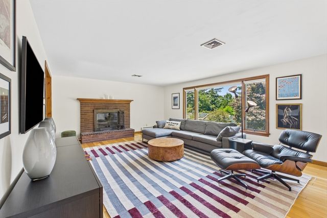 19 Westview Ter, Easthampton, MA 01027