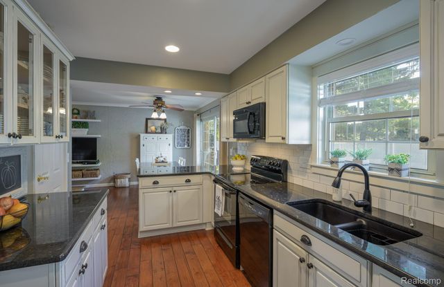 3627 Bristol Drive, Troy, MI 48083