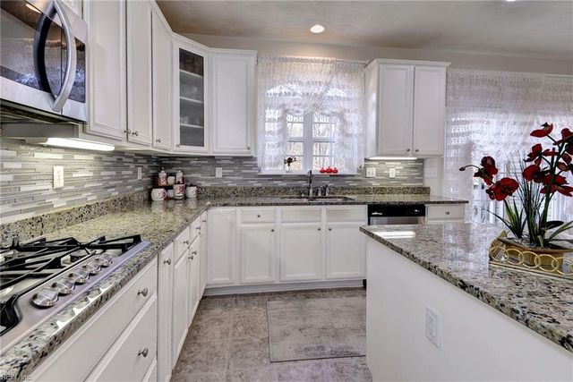 14 Firefly LN, Hampton, VA 23666