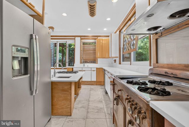 997 N SYCAMORE ST, Falls Church, VA 22046
